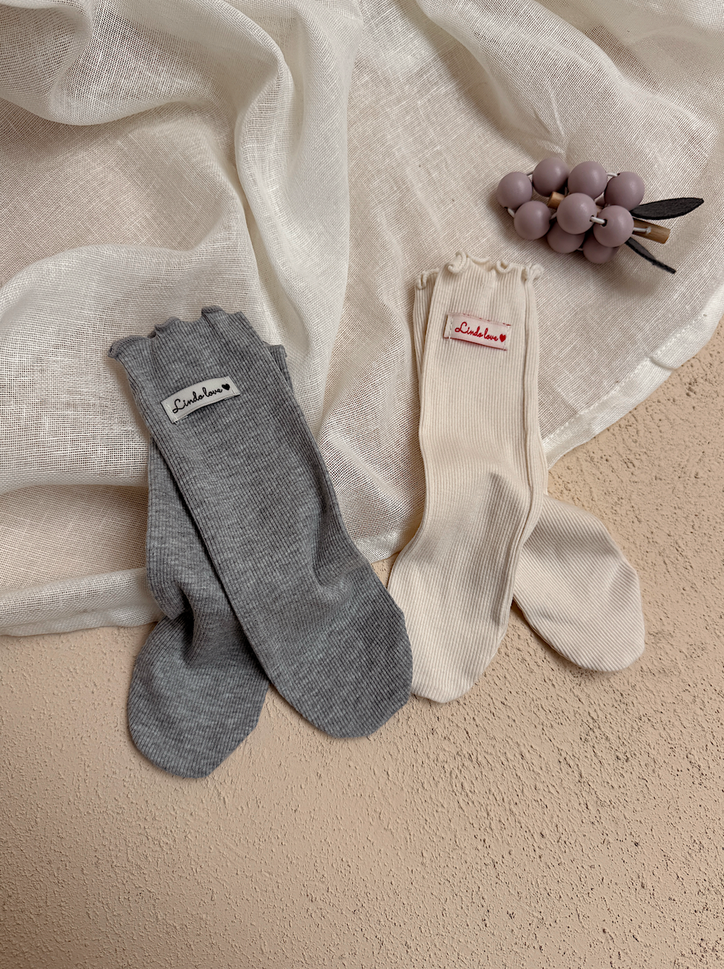 Chaussettes Gali - écrues à écritures rouges