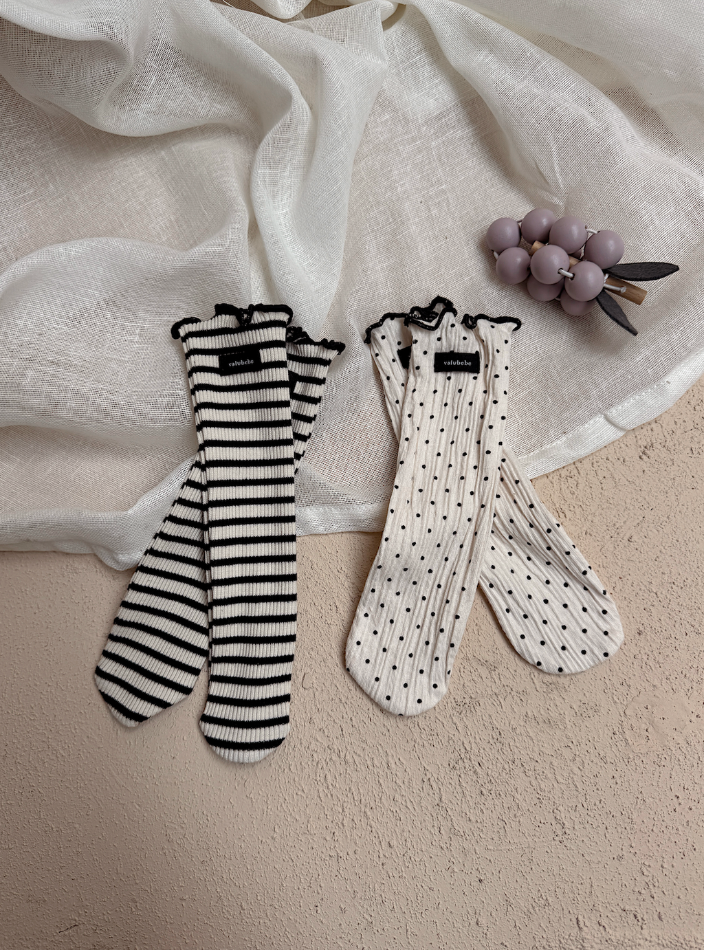 Chaussettes Lila - écrue à pois noirs
