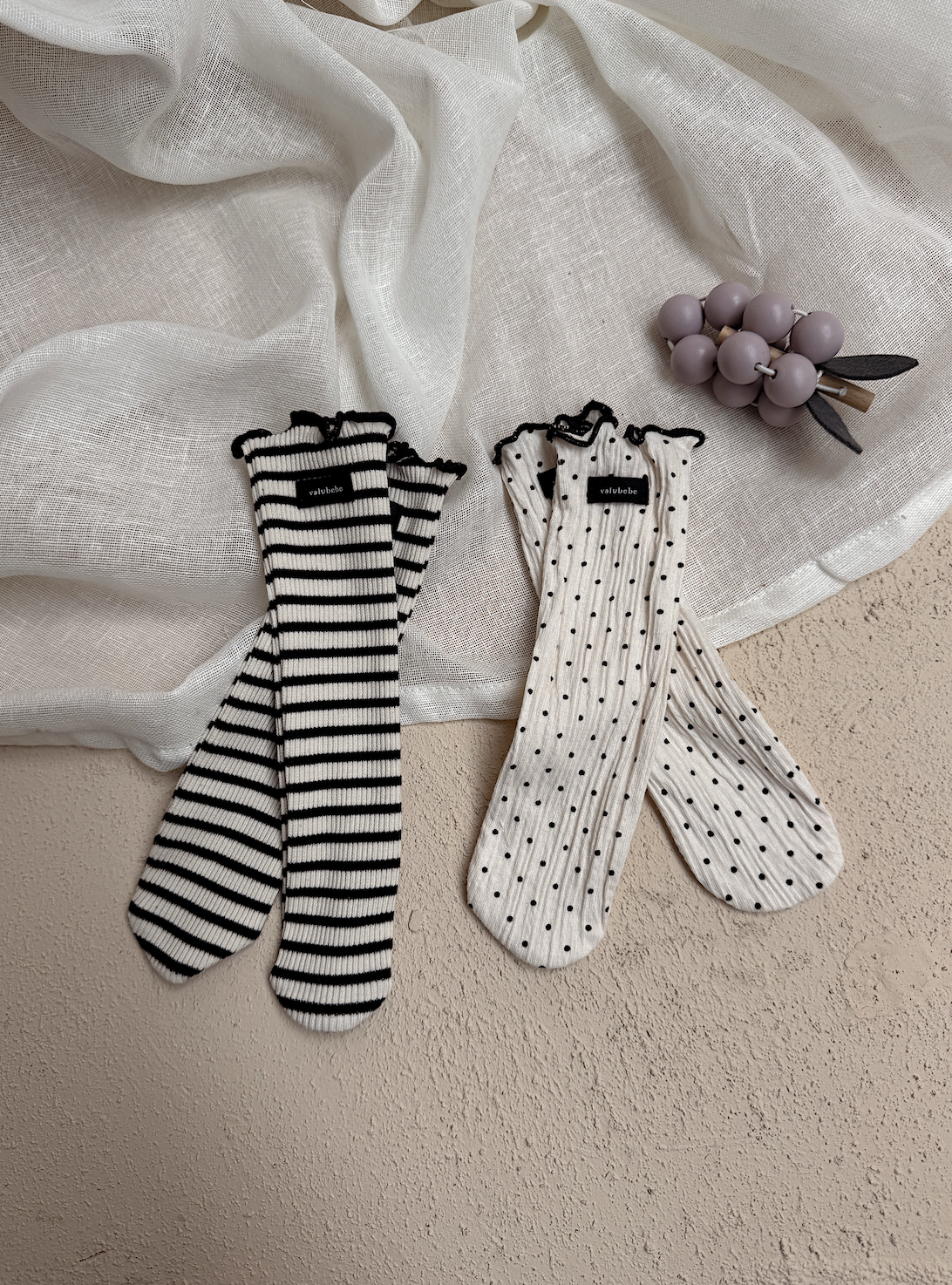 Chaussettes Lila - écrue à pois noirs