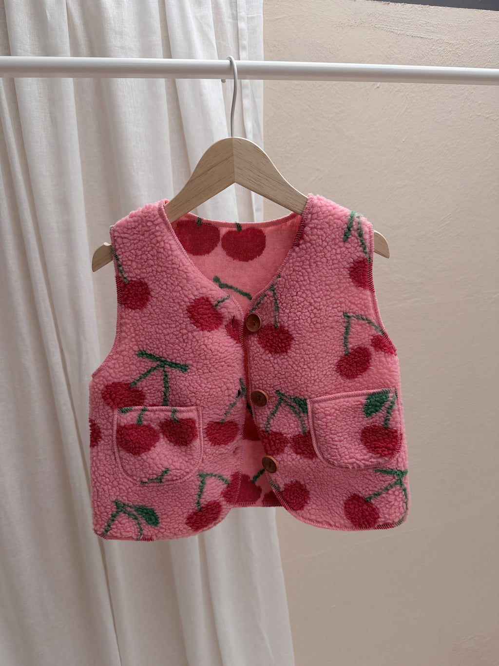 Gilet Flo - rose à motif cerise