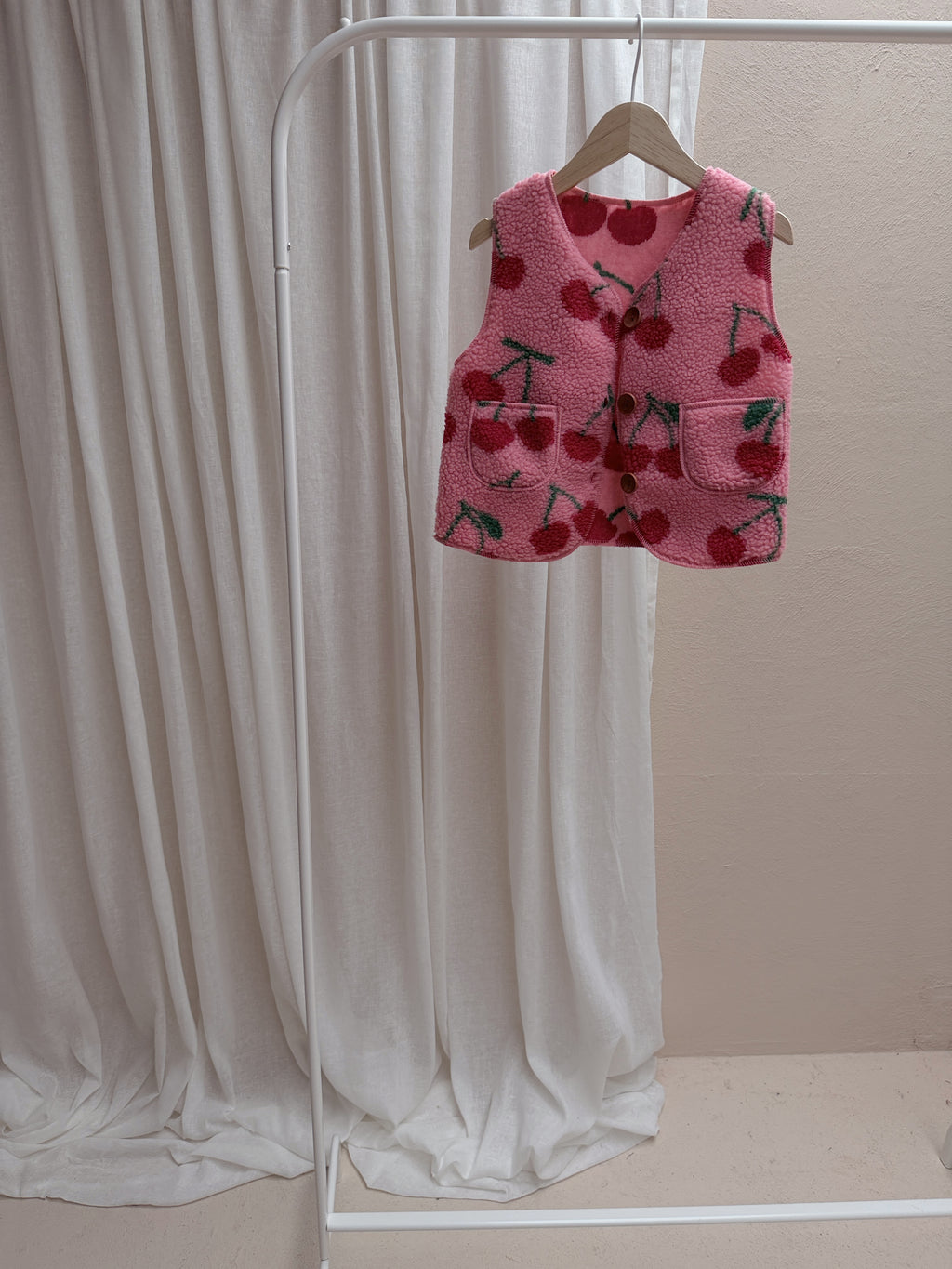 Gilet Flo - rose à motif cerise