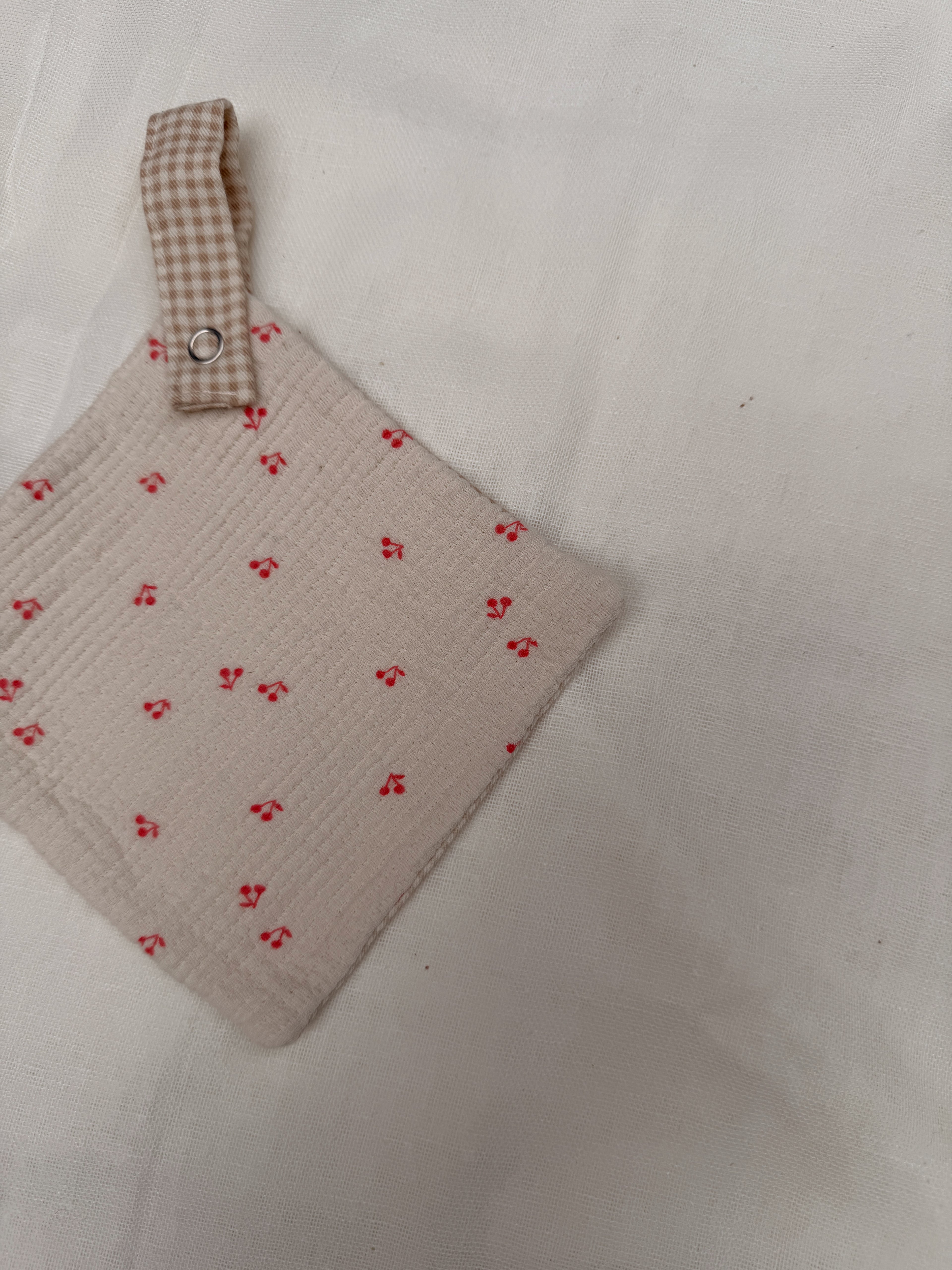 Attache tétine - rouge à motifs