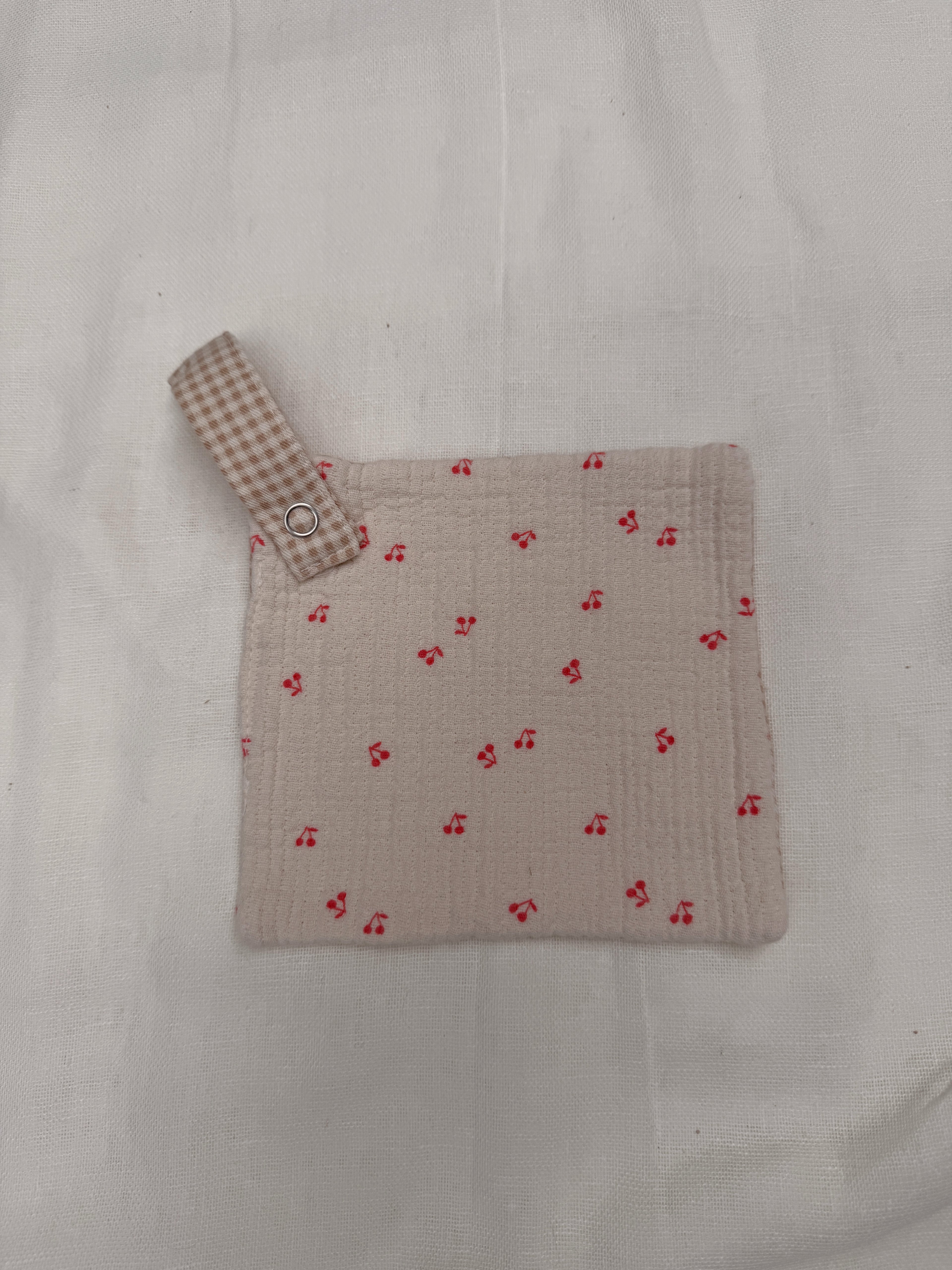 Attache tétine - rouge à motifs