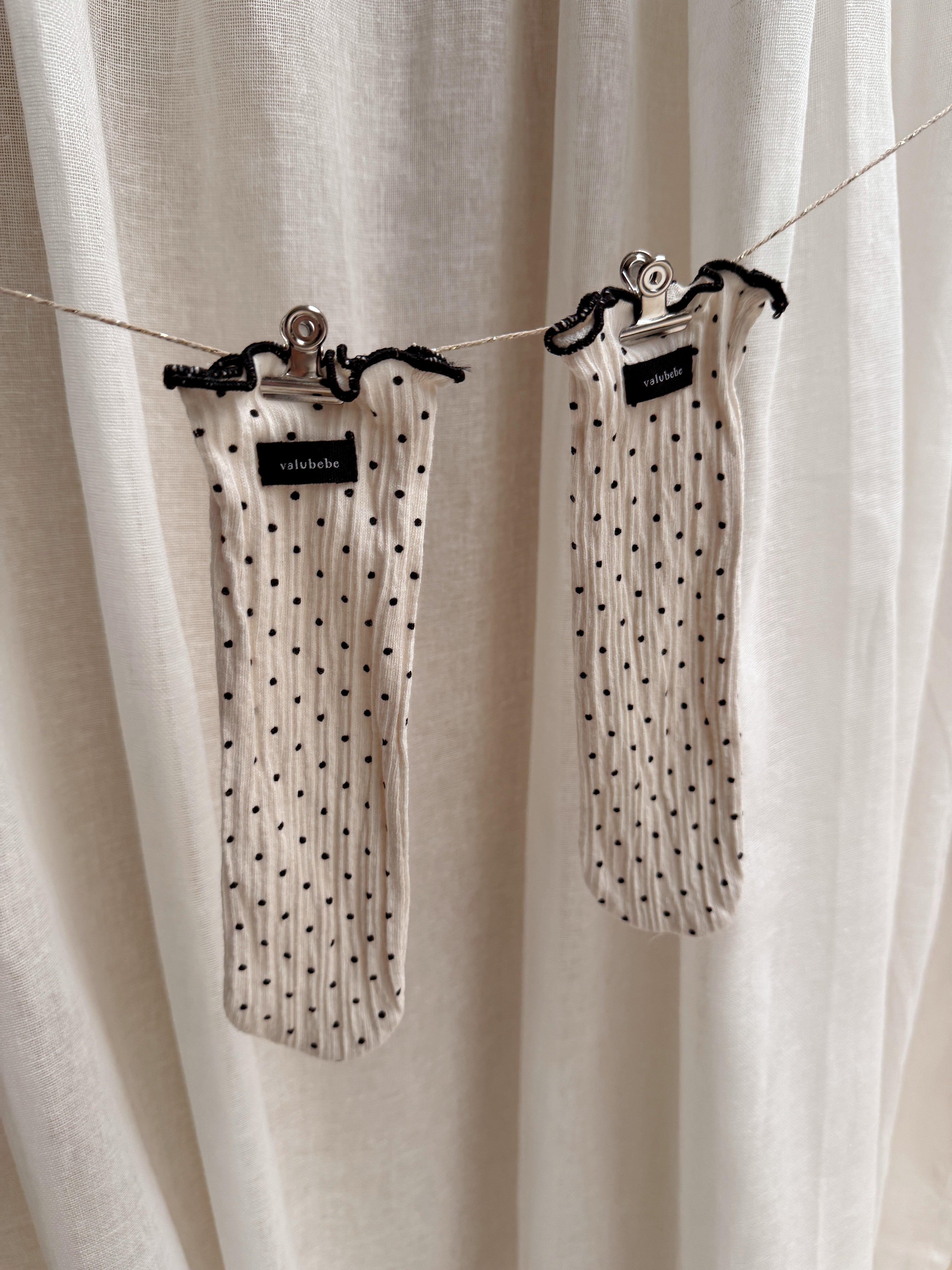 Chaussettes Lila - écrue à pois noirs