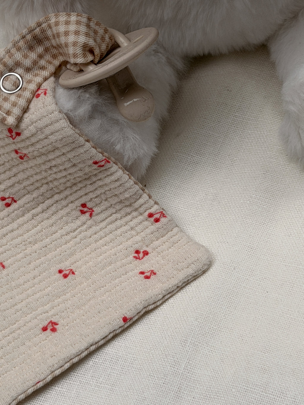 Attache tétine - rouge à motifs