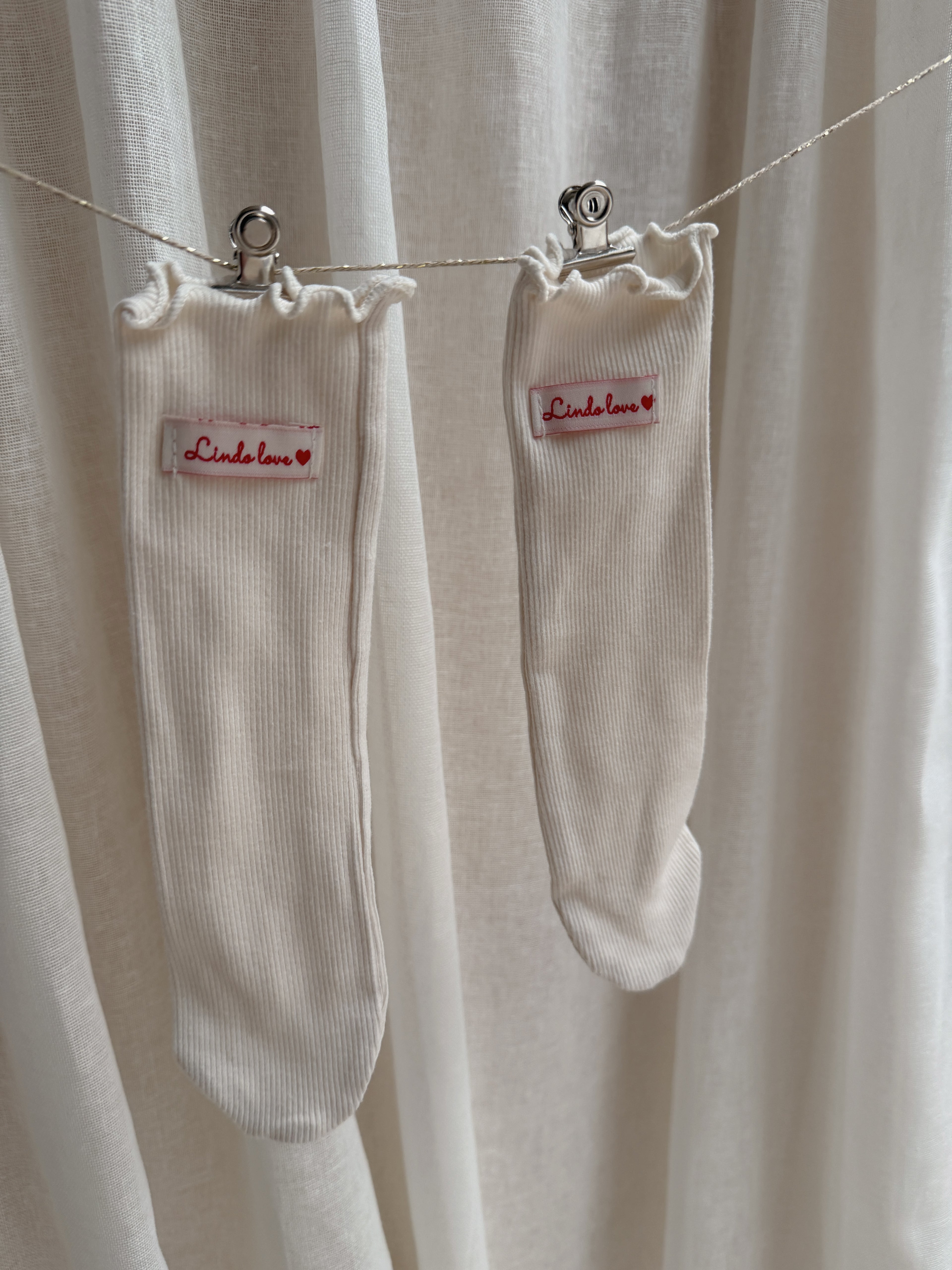 Chaussettes Gali - écrues à écritures rouges