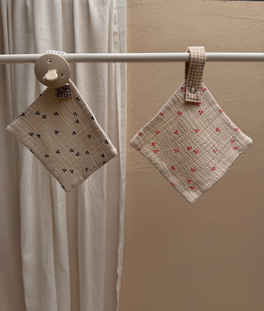 Attache tétine - rouge à motifs