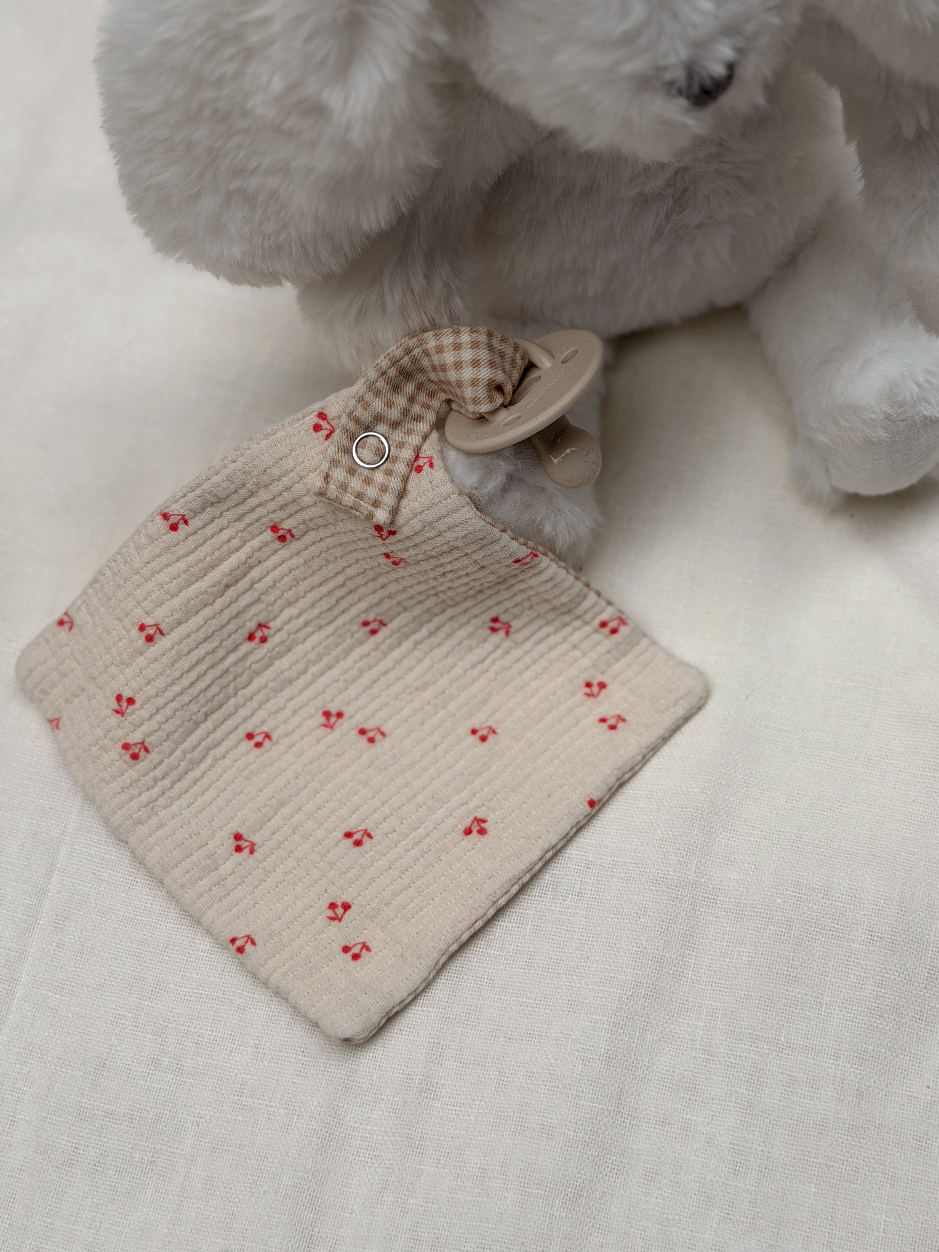 Attache tétine - rouge à motifs