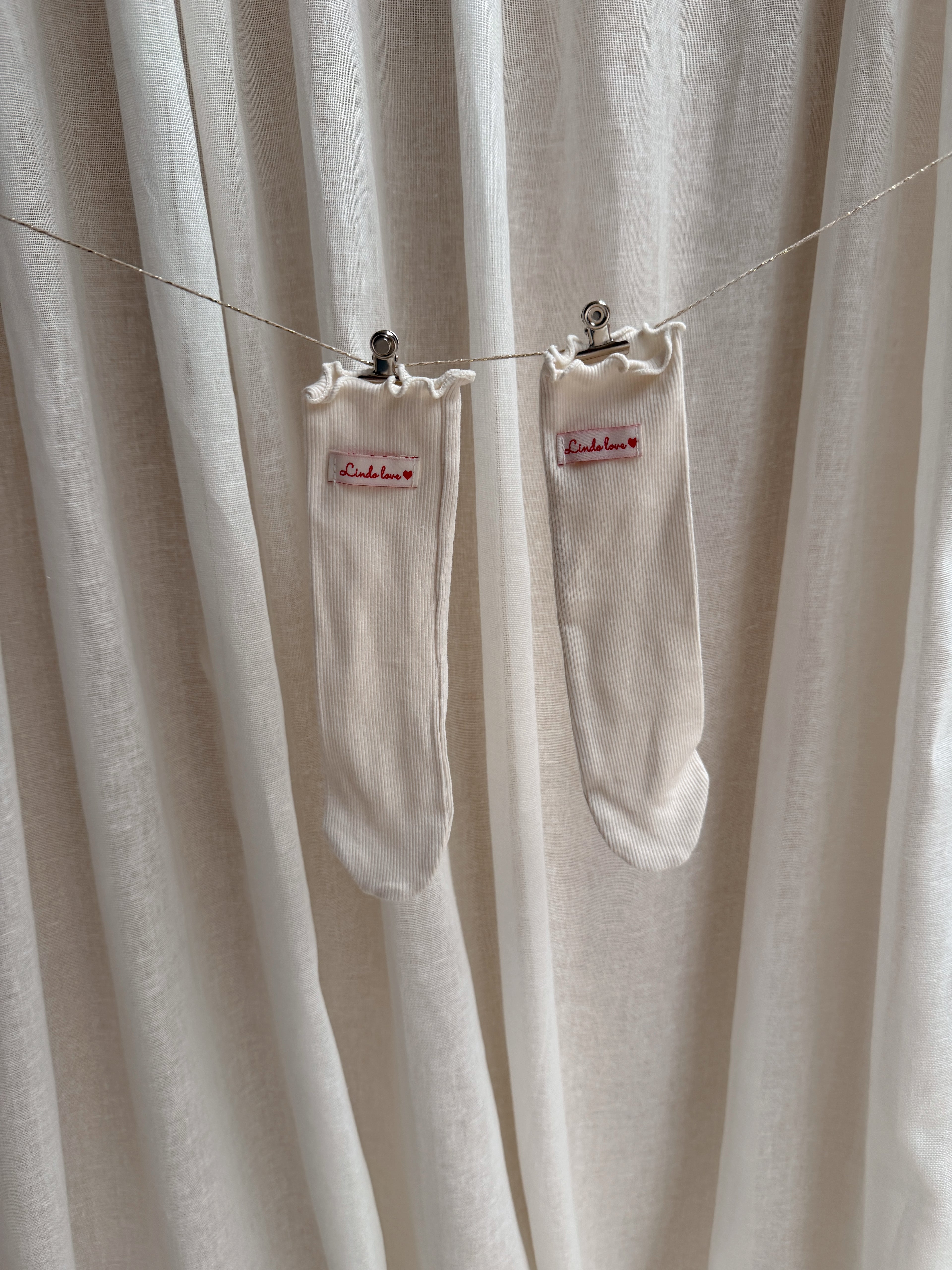 Chaussettes Gali - écrues à écritures rouges